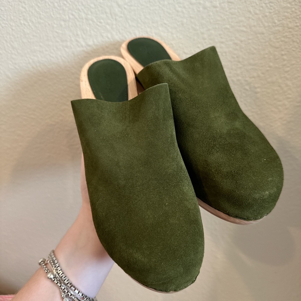 Doen Olive green suede clogs brand new